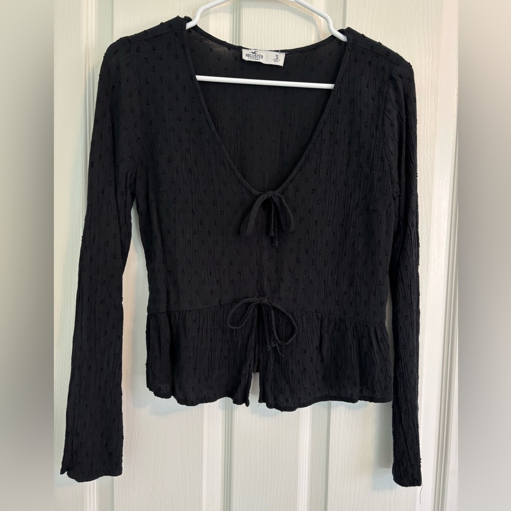 Hollister tie front cutesy top in black 🖤 like new!